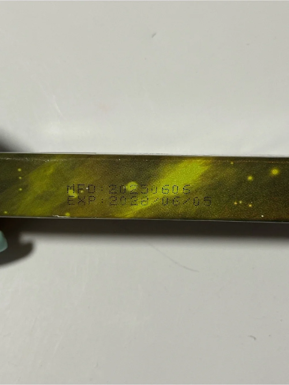 Chameleon Dual-Ended Eyeliner & Eyeshadow Pen - Gold & Black